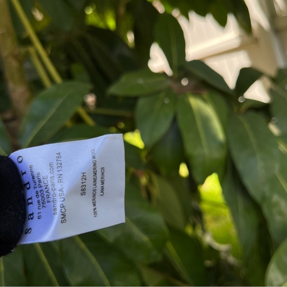 Sandro Paris Merino wool sweater with a  Keyhole Back. - Picture 4 of 4